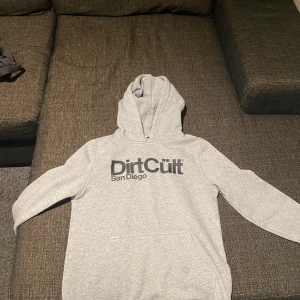 Dirtcult hoodie grå - Grå hoodie dirtcult sandiego