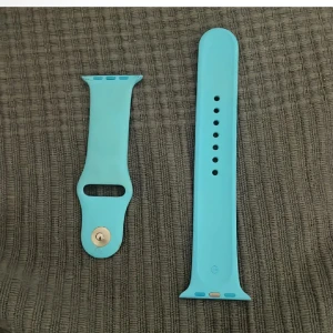 Turkos klockarmband - Säljer ett turkost klockarmband i mjukt och flexibelt material. Armbandet har flera justeringshål för perfekt passform och en säker stängning. Perfekt för att ge din klocka en färgglad touch!