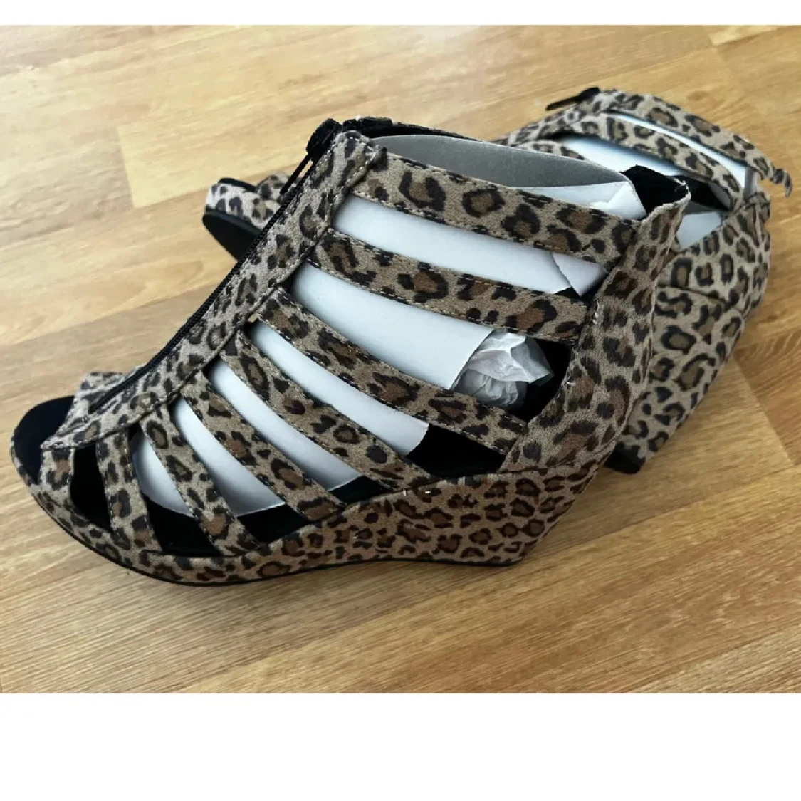 Leopardmönstrade kilklackar med dragkedja - 1