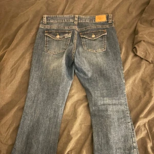 Bootcut jeans  - använd bara nån gång, jätte fint skick, nästan helt nya. Är super fin till stickade tröjor. Pris kan diskuteras 