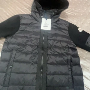 Moncler cardigan  - Moncler cardigan i bra skick. Vill sälja den för den är stor på mig.