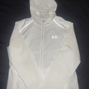 Under Armour - Säljer en helt ny vindjacka från Under Armour som är använd endast en gång för halva priset. Nypris 980 kr. Passa på! 