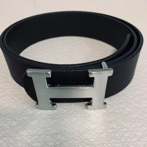 H3rmes bälte - Snyggt svart bälte. Perfekt för att ge en stilren touch till din outfit. Tillverkat i ett elegant material som ger en lyxig känsla.