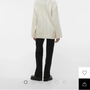  stickad tröja från Vero Moda - Säljer en mysig vit stickad tröja från Vero Moda. Tröjan har ett klassiskt flätmönster och långa ärmar, perfekt för kyligare dagar. Den är i en bekväm passform som ger en avslappnad look. Perfekt för att hålla sig varm och stilren. 