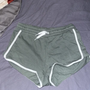 Gröna shorts med vita detaljer - Gröna mjukisshorts från H&M. 🩶