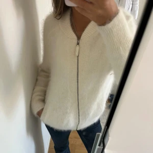 Stickad zip kofta  - Så snygg stickad zip tröja, den är så skön och fluffig🤍tror inte den säljs längre