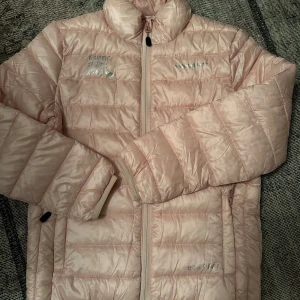 Lättviktsjacka Flicka - Helt ny och oanvänd jacka i fin puderrosa färg. Mjukt och värmande material. Ord pris i butik 700 kr.