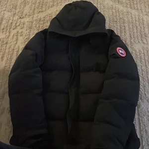 Canada Goose jacka Marinblå - Använder ej. Storlek XL passar bra för L mycket bra skick.