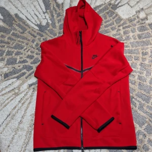 Nike tech - Säljer en snygg röd kofta från Nike i mycket bra skick. Helt nya inte alls använt