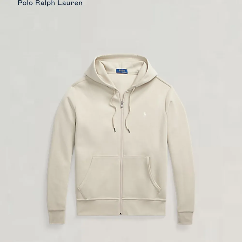 Säljer en snygg beige hoodie från Polo Ralph Lauren i storlek S. Den har en dragkedja framtill och praktiska fickor. Perfekt för en avslappnad stil och passar till alla säsonger. Huvan har justerbara snören för extra komfort.(ny pris ca 2500). Tröjor & Koftor.