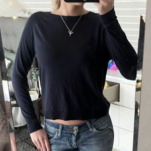 Marinblå tröja - Så skön och superfin långärmad tröja. Perfekt till vardagar och kan lätt matchas med jeans eller kjol. Säljer för att jag inte använder längre.