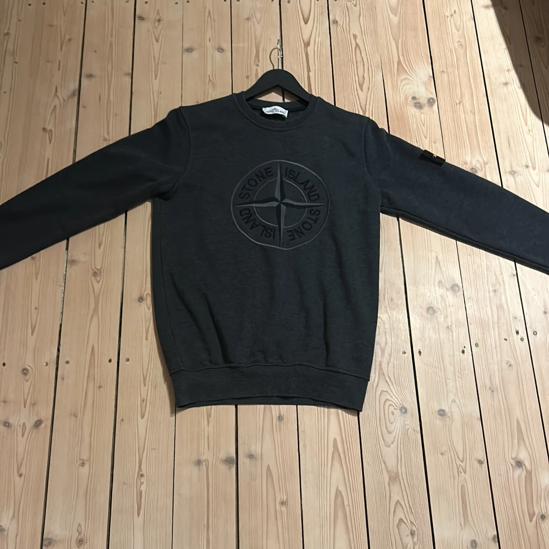 Mörkgrå sweatshirt från Stone Island