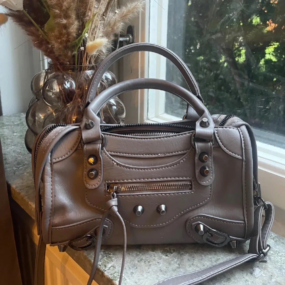 Jättefin grå väska 