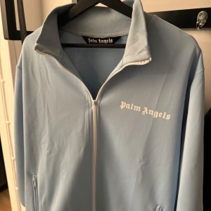 Palm Angels zip, storlek L. - Säljer min Palm Angels zip i storlek L. Knappt använd så i väldigt fint skick. Basic & snygg kofta! 