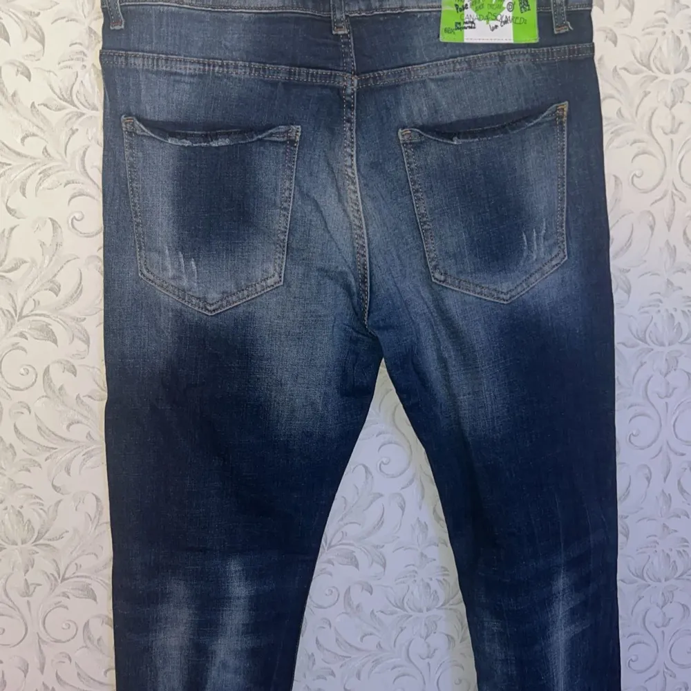 Säljer ett par snygga blå jeans från Dsquared2 i regular fit. (Storlek 52) De har en cool slitning och färgstänk som ger en unik look. Perfekta för både vardag och fest! Om du har mer frågor skriv privat ! MVH Viggo. Jeans & Byxor.