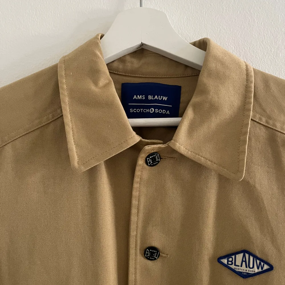 Säljer en snygg beige jacka från Scotch & Soda i mycket bra skick. Den har en klassisk krage och knappar framtill, ascool! Säljer då jag inte hunnit använda. Nypris 700 kr men säljer för 200 kr!. Jackor.