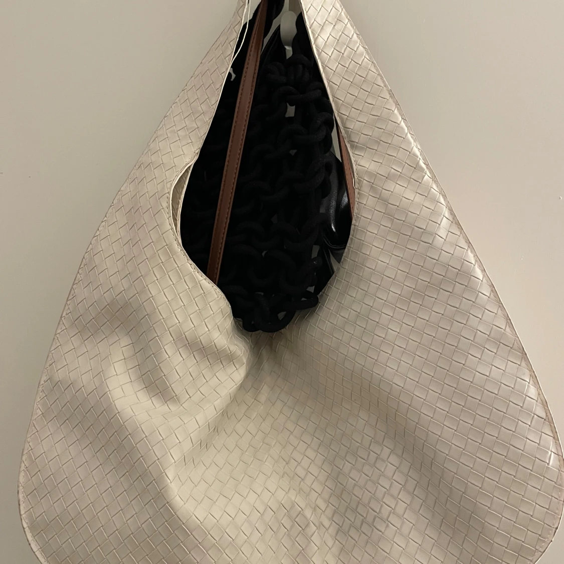 Beige axelväska med flätat mönster - 91