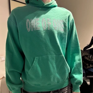 Grön hoodie med text - Säljer en grön hoodie från One of One i storlek medium. Köpt för 1400 