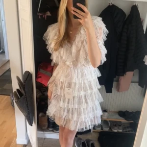 Malina Sky v-neck frill mini lace dress - Säljer denna drömmiga klänning som köptes förra vintern inför studenten men har ingen användning för den mer🥰🥹 Endast använt 1 gång så klänningen är i nyskick och perfekt inför studenten och midsommar! Öppen för prisförslag☺️