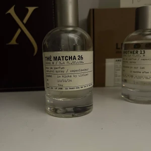 Thé Matcha 26 Eau de Parfum från Le Labo - Säljer en flaska Thé Matcha 26 Eau de Parfum från Le Labo. Flaskan är stilren och genomskinlig med en enkel etikett. Doften är unik och perfekt för dig som älskar te-inspirerade parfymer. Flaskan är nästan full och redo att användas. Perfekt för både vardag och speciella tillfällen! Enbart flaska, ingen presentation. Tar emot byten!
