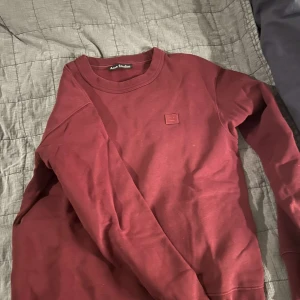  Acne Studios sweater - Schysst sweatshirt från acne storlek S. Perfekt nu till vintern❄️Bara skriva om ni har några funderingar