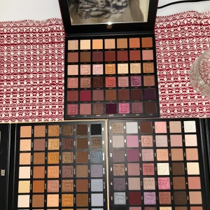 Ögonskuggspaletter från beautybays egna märke - Tre stora ögonskuggspaletter från märket B. Paletterna heter 'Rich', 'Nude' och 'Neutral' och innehåller 42 olika nyanser vardera. Köptes i somras men har aldrig blivit använda, 100krst