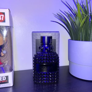 Valentino uomo intense - Säljer min Valentino uomo intense 50ml och jag har använt cirka 8ml. Det är en magisk söt doft för vintern. Parfymen skickas i parfymkartongen.