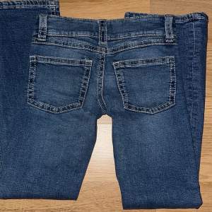 Säljer dessa jeans då de inte passar längre och nästan aldrig kommit till användning. De är från young gina i stlk 146.