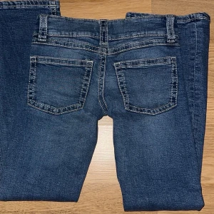 Flare jeans barn - Säljer dessa jeans då de inte passar längre och nästan aldrig kommit till användning. De är från young gina i stlk 146.