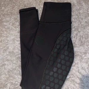 Gröna mayadelorez ridbyxor - Säljer ett par gröna mayadeleorz ridbyxor.