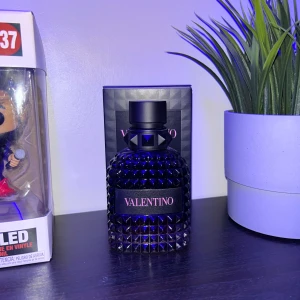 Valentino born in roma intense - Säljer min Valentino born in roma intense 50ml och jag har använt ungefär 15ml. Det är en lugn och fräch doft för kyligare väder. Parfymen skickas i parfymkartongen.