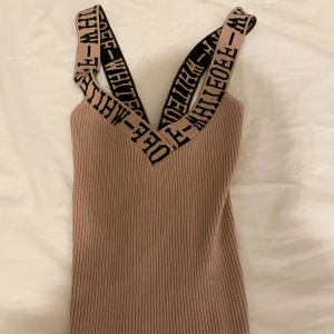 Beige ribbad topp från Off-White - Off white linne som är korsad i ryggen använd fåtal gånger 