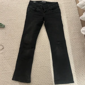 Svarta bootcut jeans från LTB - Säljer ett par svarta bootcut jeans från LTB i storlek 27/30. Köpte här men var för små o korta på mig som är 170 o vanligtvis har 38.