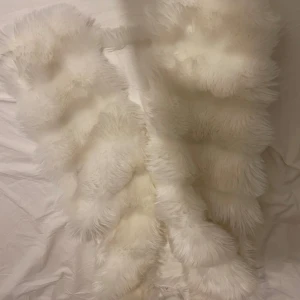Vit fluffig väst - Vit jättefin päls väst använd ett få tal gånger hör av dig för fler bilder, pris kan diskuteras vid snabb affär 