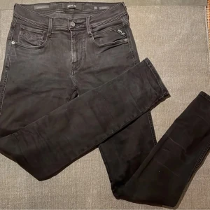 Replay anbass jeans  - Säljer ett par svarta Replay anbass jeans i storlek W29,L34 || De är i mycket bra skick och har en slim fit passform || nypris 1699kr || kom privat för fler frågor samt funderingar:) Mvh Ludde