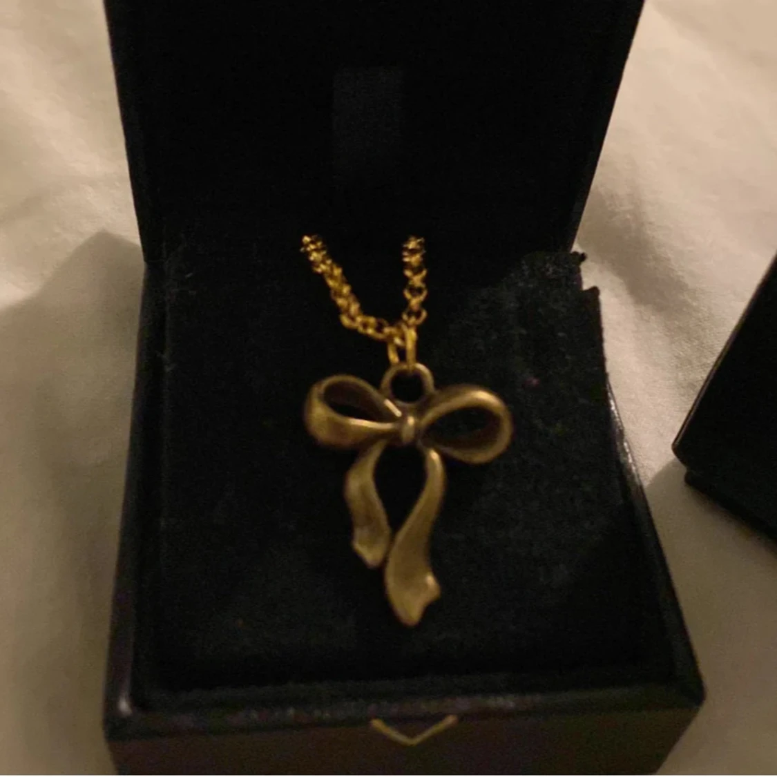 Guldhalsband med rosett liknande Maria Nilsdotter - 90