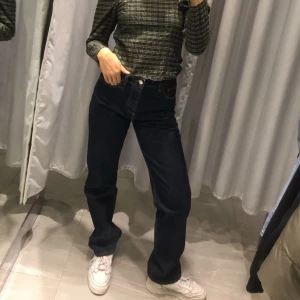 Zara Blå jeans med knappar -  Mid straight zara jeans med full lenght. Bra skick och bra kvalitet. Säljer för de är för små på mig 