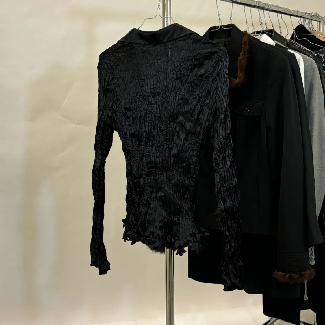 Svart blus med blommiga detaljer - 92