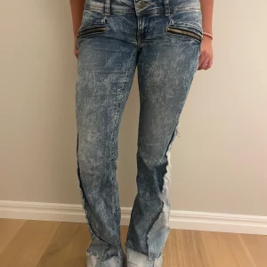Coola lågmidjade jeans - Sjukt coola jeans som jag älskar!! Jag har gjort om de själv och de är i bra skick. Midjemått: 38cm och innerbenslängd:85cm Perfekta i längden på mig som är 173