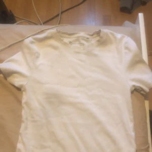 Svart stickad  tröja i stl 134. En vit toppa  i stl s en start kofta som man Jana Knyta åt sidan . En maibu tröja i storlek  S och är overzized  - Mysig svart stickad tröja perfekt för kyliga dagar. Den har en enkel design med långa ärmar och en bekväm passform. Perfekt för både vardag och avslappnade tillfällen. Varsin för 250 men pris man diskuteras