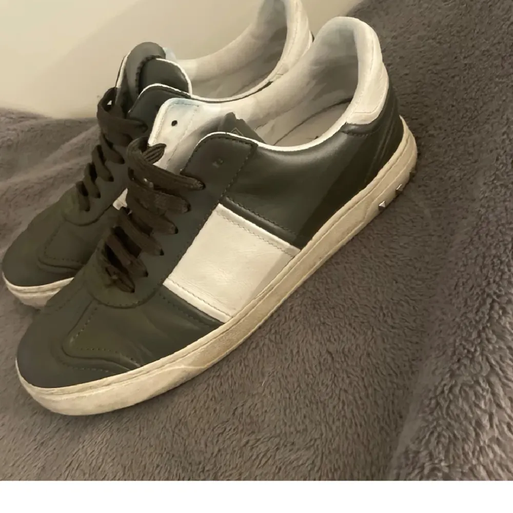 Säljer ett par snygga Valentino sneakers i färg olivgrön. Dem är i ok sick (några defekter) och har mycket kvar att ge. Perfekta för både vardag och fest🎉. Storlek passar 40.5 men är 39. Tveka inte att skriva om ni har några frågor.. Skor.