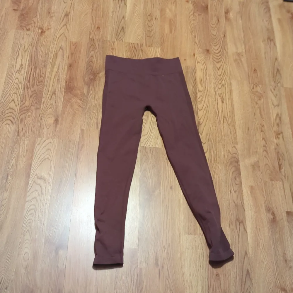 Säljer ett par bruna leggings i mycket bra skick. De är tighta och perfekta för både träning och vardagsbruk. Materialet känns mjukt och stretchigt, vilket gör dem superbekväma att ha på sig. Passar perfekt till höst- och vinteroutfits!. Farkut & Housut.