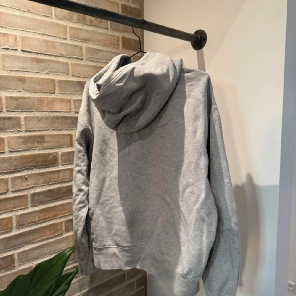 Grå polo hoodie i storlek XL men sitter som M-L. Den har inga synligheter på användning men är använd. Skick 9/10.  Måtten är 54 bredd 63 längd          Hör av dig vid frågor!. Hoodies.