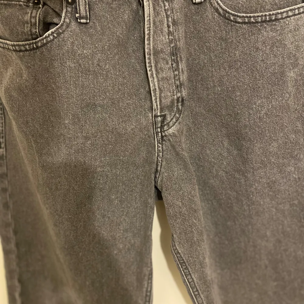 Säljer ett par grå jeans från Jack & Jones i storlek 32/32. De har en klassisk femficksdesign och är i mycket bra skick. Har använt det några gånger men det finns inga täcken på användning så jag har tagit hand om den väldigt väl. Nypris ligger på ungefär 400 kr. Jeans & Byxor.