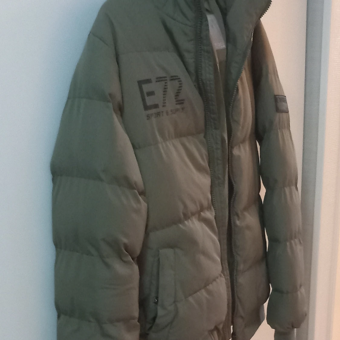 Olivgrön pufferjacka med tryck - 90