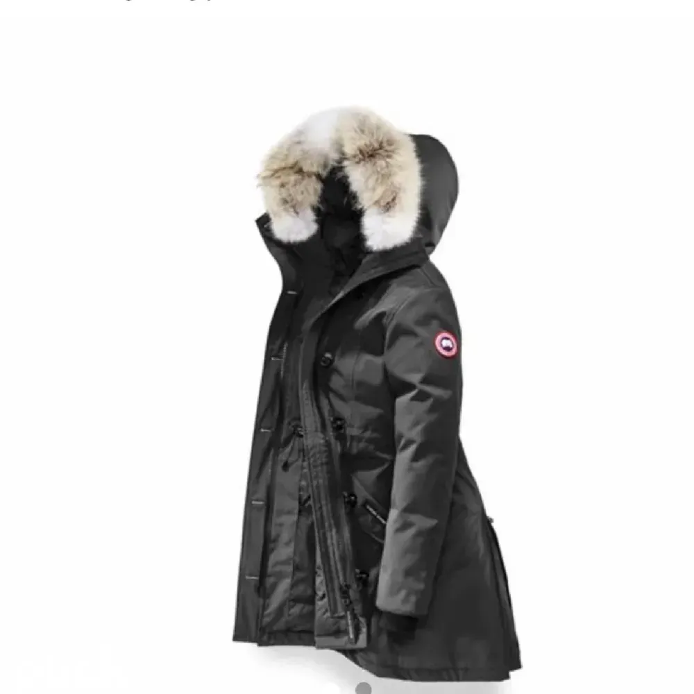 Säljer en svart parkajacka från Canada Goose i mycket bra skick. Jackan har en varm pälsdetalj runt huvan och är perfekt för kalla vinterdagar. Den har en dragkedja och knappar framtill för extra skydd mot kyla. Supermysig och stilren! Har dessutom använt den i två vintrar. . Jackor.