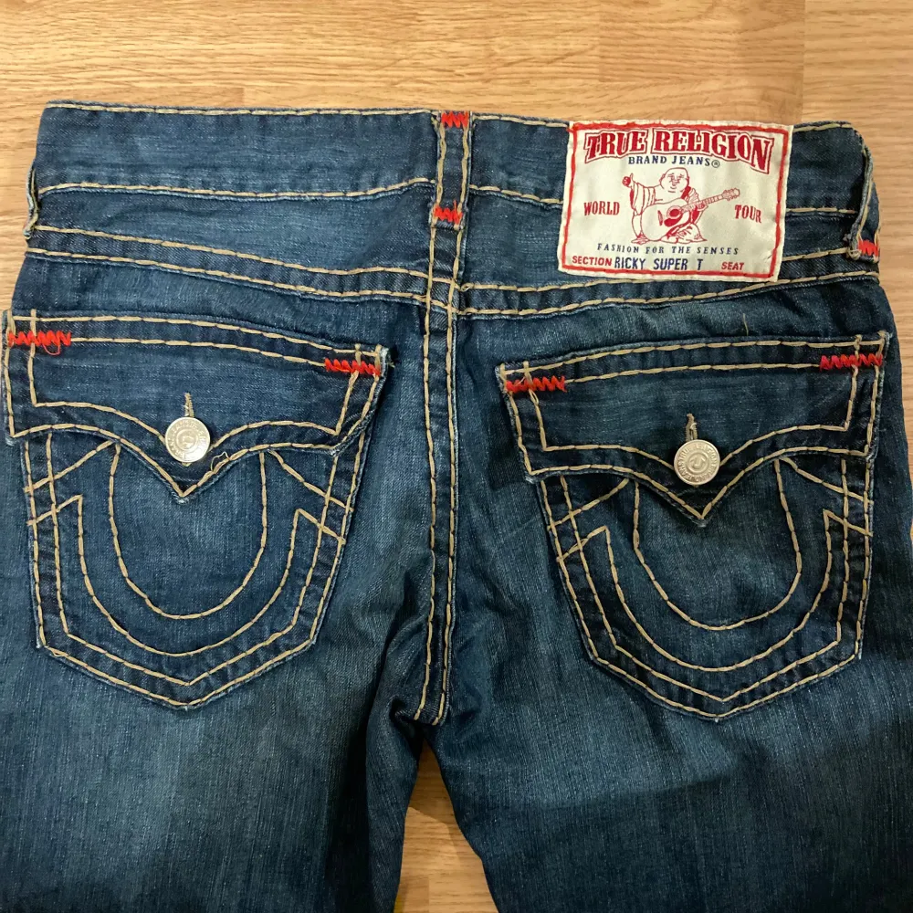 !skicka bud för snabb affär! Tvärfeta true religion jeans, Ricky super t model. Storlek 33 i super bra skick utan hål eller märken. Skriv om ni undrar någonting 📲💯. Jeans & Byxor.