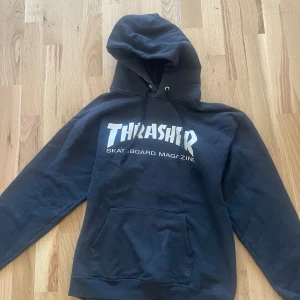 Svart hoodie från Thrasher - .