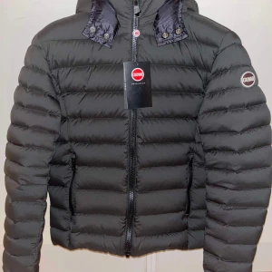 Svart jacka från Colmar - Säljer en snygg svart jacka från Colmar i storlek 48/m,s. Den är helt oanvänd endast testad. Fick den i present men var lite liten på mig och kvittot är borttappat så kunde inte lämna tillbaka den. Behöver köpa en ny jacka till vintern därför det är så bra pris, ny pris ungefär 5000 kr .Bara skriva om ni har frågor mvh Matej