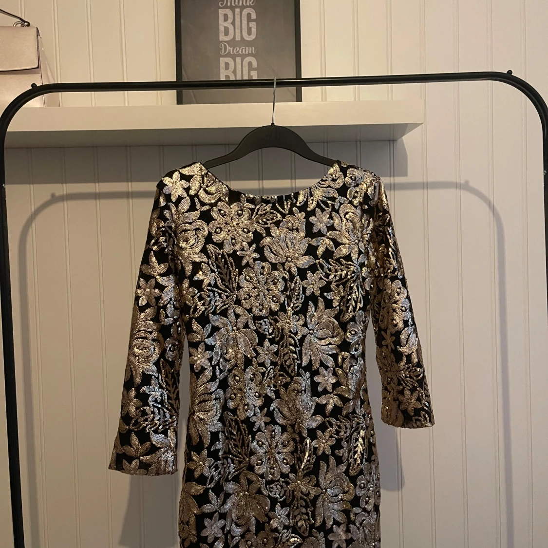 Svart klänning med guldblommor - 90